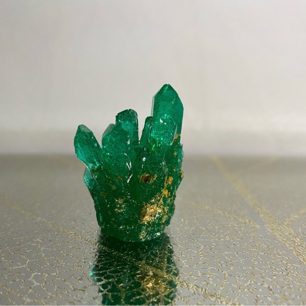 House decoration ~ Green crystal cluster with gold flakes inside 💚 - Picture 9 of 16